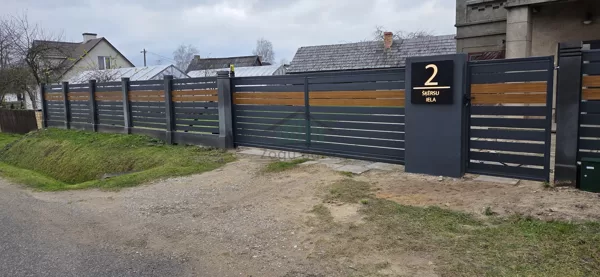 Privātmāja Kuldīgā (Arsmetal Horizonts, vārti un LED mājas Nr.)